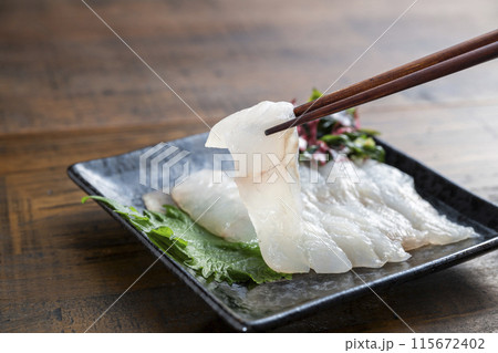ヒラメの刺身 115672402