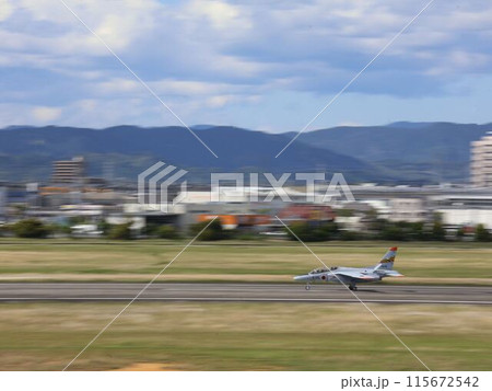 航空自衛隊、着陸した訓練機 115672542