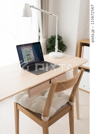 ノートPCと机のある部屋 ノートPCと机のある部屋 115672567