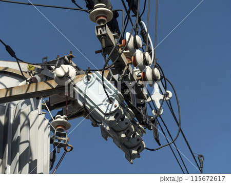 電柱に取りつけられた高圧カットアウト 115672617