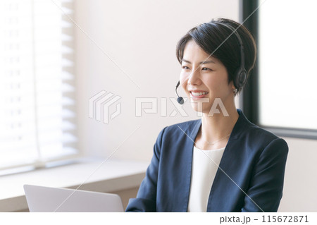 インカムで話すオペレーターの女性達 インカムで話すオペレーターの女性達 115672871