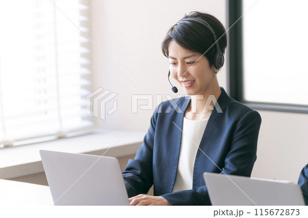 インカムで話すオペレーターの女性達 115672873