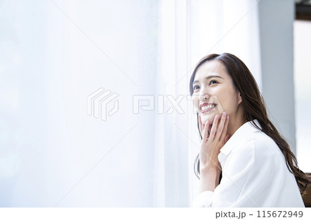 若い女性のポートレート 115672949