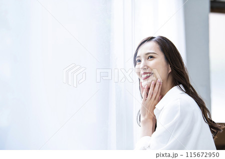 若い女性のポートレート 115672950