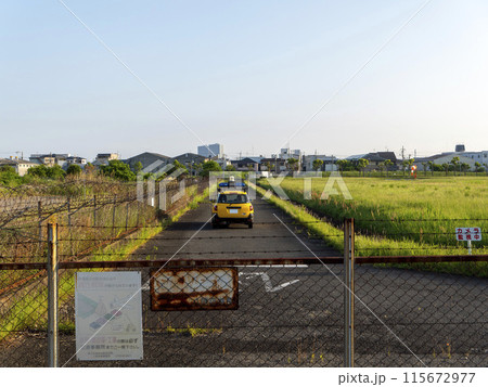 空港を点検するパトロールカー 115672977