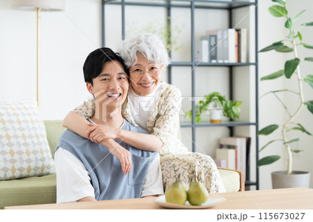 仲良しの祖母と孫 115673027