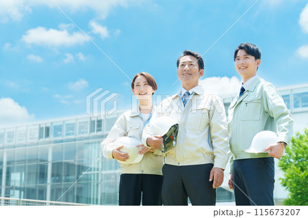 空を見上げる現場作業員 空を見上げる現場作業員 115673207