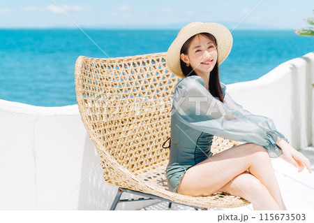 リゾート地でバカンスを楽しむ水着の女性 115673503
