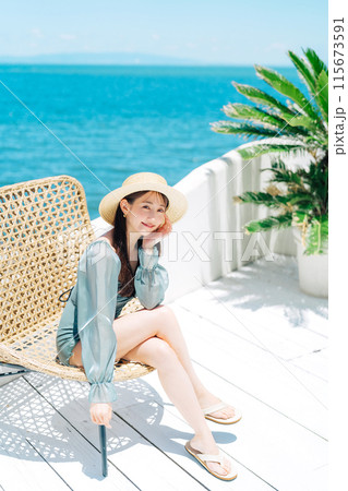 リゾート地でバカンスを楽しむ水着の女性 115673591