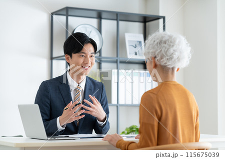 シニアの女性に営業するビジネスマン 115675039