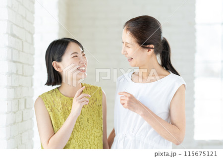 シニア女性と娘のポートレート シニア女性と娘のポートレート 115675121