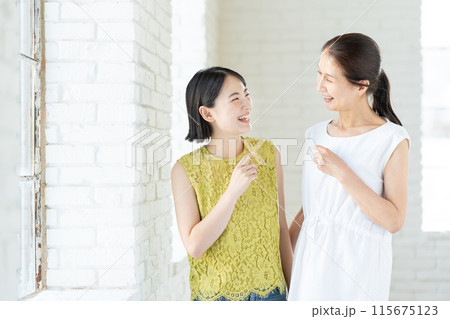 シニア女性と娘のポートレート 115675123
