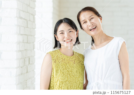 シニア女性と娘のポートレート シニア女性と娘のポートレート 115675127