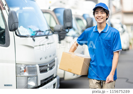 荷物を運ぶ若い男性ドライバー 荷物を運ぶ若い男性ドライバー 115675289