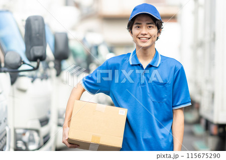 荷物を運ぶ若い男性ドライバー 115675290