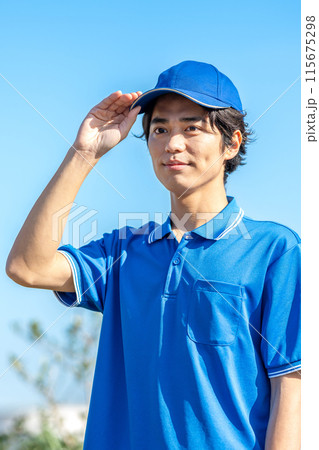 帽子をかぶった作業服の若い男性ドライバー 115675298