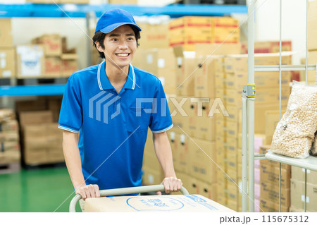 倉庫で働く若い男性ドライバー 115675312