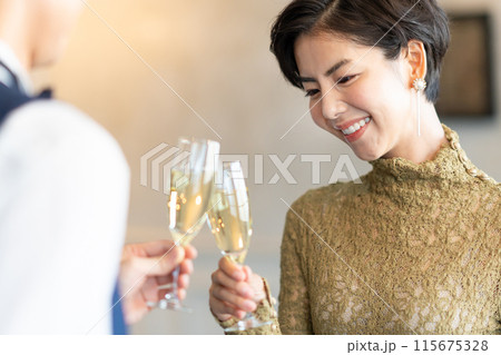 乾杯する男女 乾杯する男女 115675328