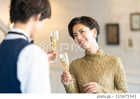 乾杯する男女 乾杯する男女 115675341