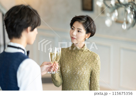 ワインで乾杯する男女 ワインで乾杯する男女 115675356