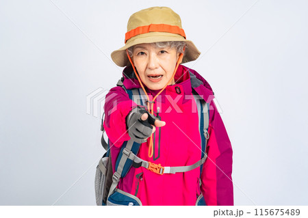 指さし注意する登山服のシニア女性 指さし注意する登山服のシニア女性 115675489
