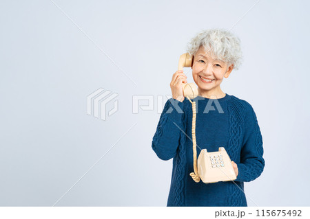 笑顔で電話をかけるシニア女性 115675492