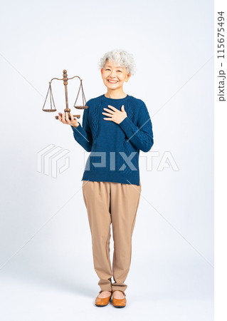 天秤を持つシニア女性 天秤を持つシニア女性 115675494