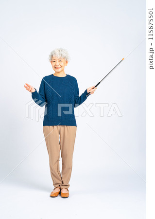 指示棒を持つシニア女性 115675501
