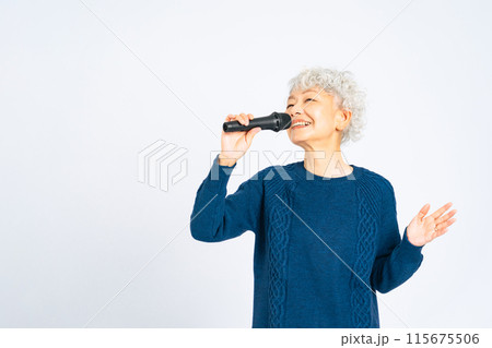 マイクを持って歌うシニア女性 115675506