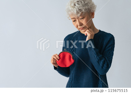 財布を持って悩むシニア女性 財布を持って悩むシニア女性 115675515