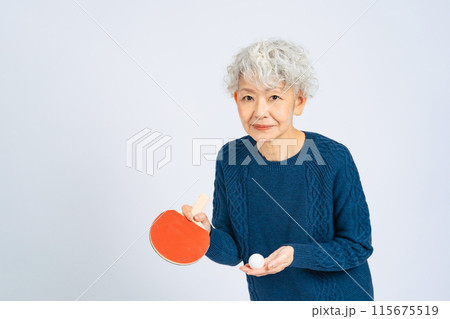 卓球のラケットとボールを持つシニア女性 115675519