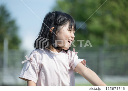 公園や芝生の上で楽しそうにはしゃいで踊る子供　アクティブな子どものイメージ 115675746