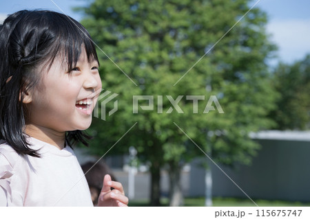 公園や芝生の上で楽しそうにはしゃいで踊る子供　アクティブな子どものイメージ 115675747