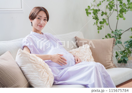 笑顔の妊婦 笑顔の妊婦 115675784