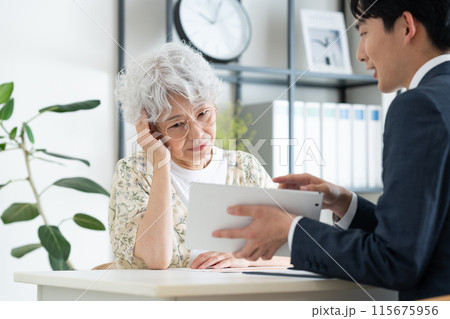 悩みを相談するシニアの女性 115675956