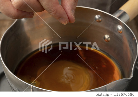 ちりめん山椒を作り 調味料から ちりめん山椒を作り 調味料から 115676586