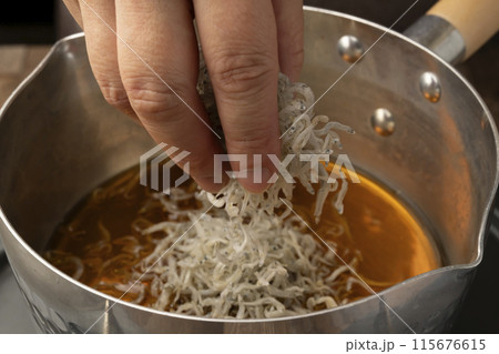 ちりめん山椒を作る 煮る ちりめん山椒を作る 煮る 115676615