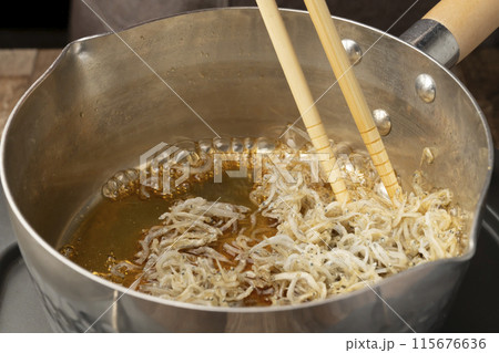 ちりめん山椒を作る　煮る 混ぜる 115676636