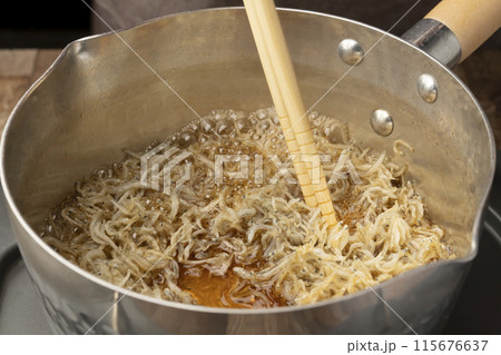 ちりめん山椒を作る　煮る 混ぜる 115676637