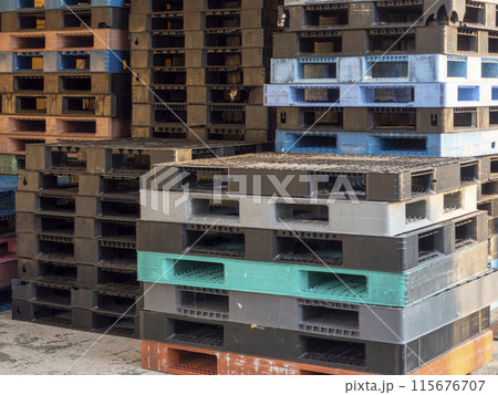 詰まれたパレット 115676707