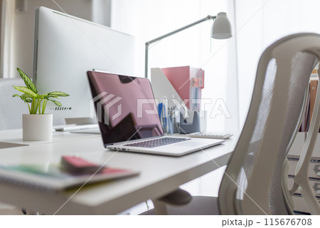 パソコンの置かれたデスク 115676708