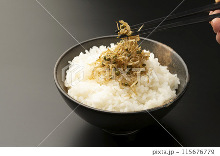 ちりめん山椒 ご飯に乗せたちりめん山椒 箸あげ ちりめん山椒 ご飯に乗せたちりめん山椒 箸あげ 115676779