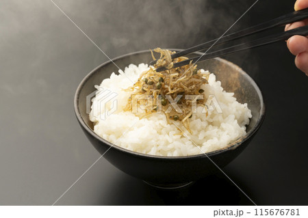 ちりめん山椒 ご飯に乗せたちりめん山椒 箸あげ ちりめん山椒 ご飯に乗せたちりめん山椒 箸あげ 115676781