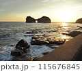 海に沈む和歌山の夕日 115676845