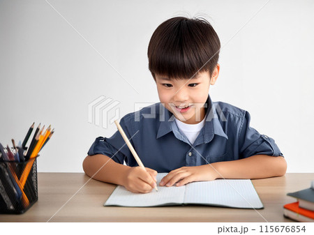 リビングで勉強する男の子 リビングで勉強する男の子 115676854