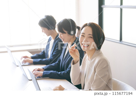 コールセンターで働くオペレーターの女性達 115677194