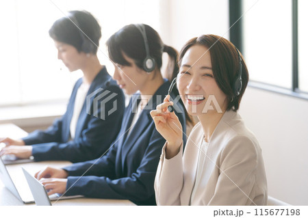 コールセンターで働くオペレーターの女性達 コールセンターで働くオペレーターの女性達 115677198