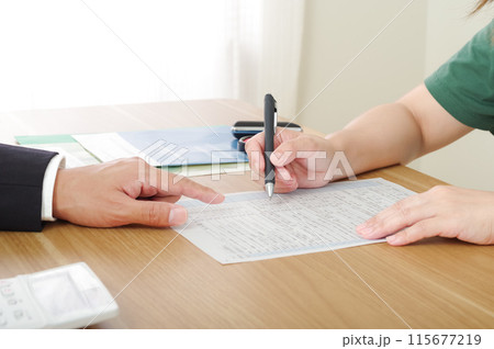 契約書にサインをするアジア人女性 115677219