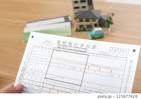 相続税の申告書を見つめる女性 115677428