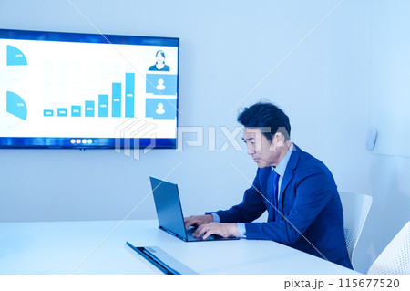 会議室でリモート会議をするビジネスマン 会議室でリモート会議をするビジネスマン 115677520